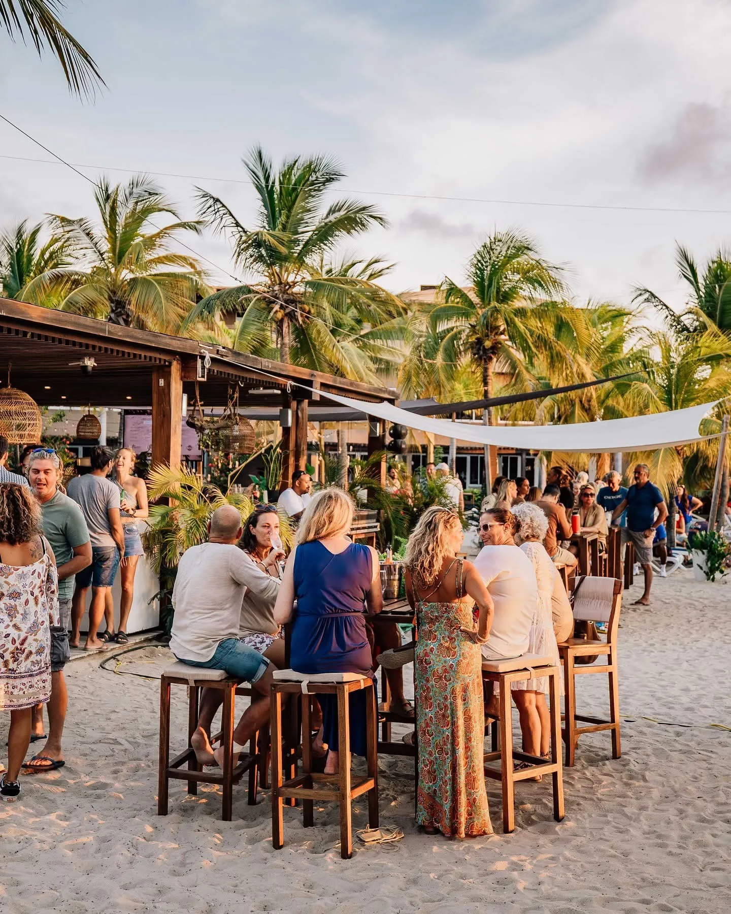 Zonsondergang op het strand bij Hype Beach Club