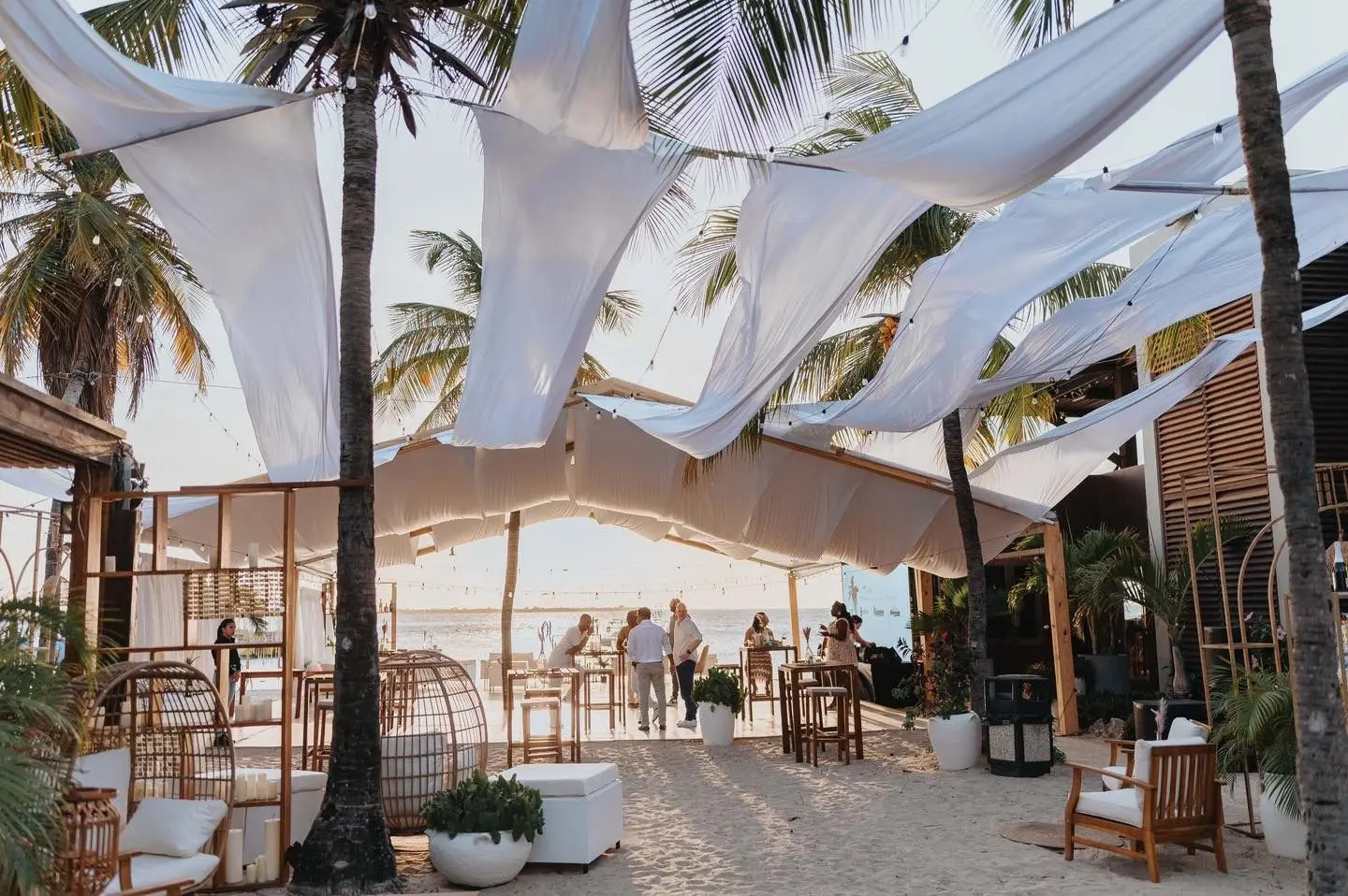 Hype Beach Club bij Eden Beach Resort Bonaire bij zonsondergang