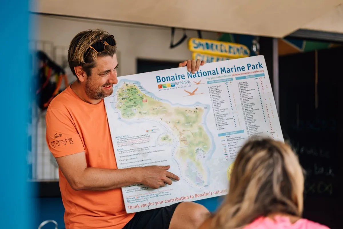 Wannadive guide explaining Bonaire dive sites on the map